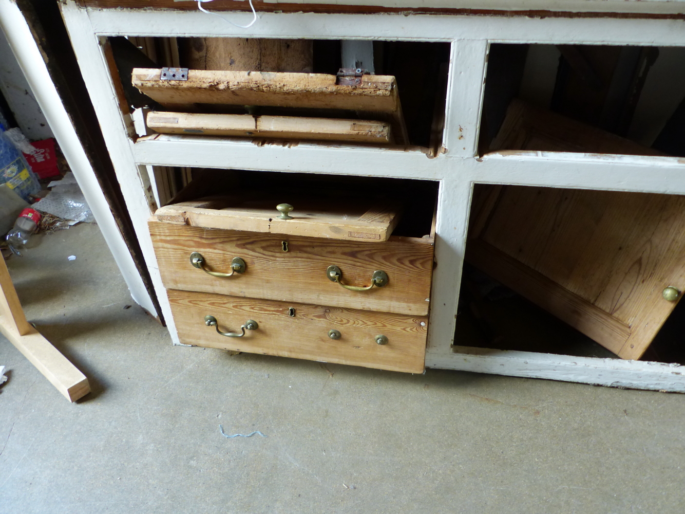 A 19th CENTURY LARGE PINE KITCHEN DRESSER - Bild 2 aus 6