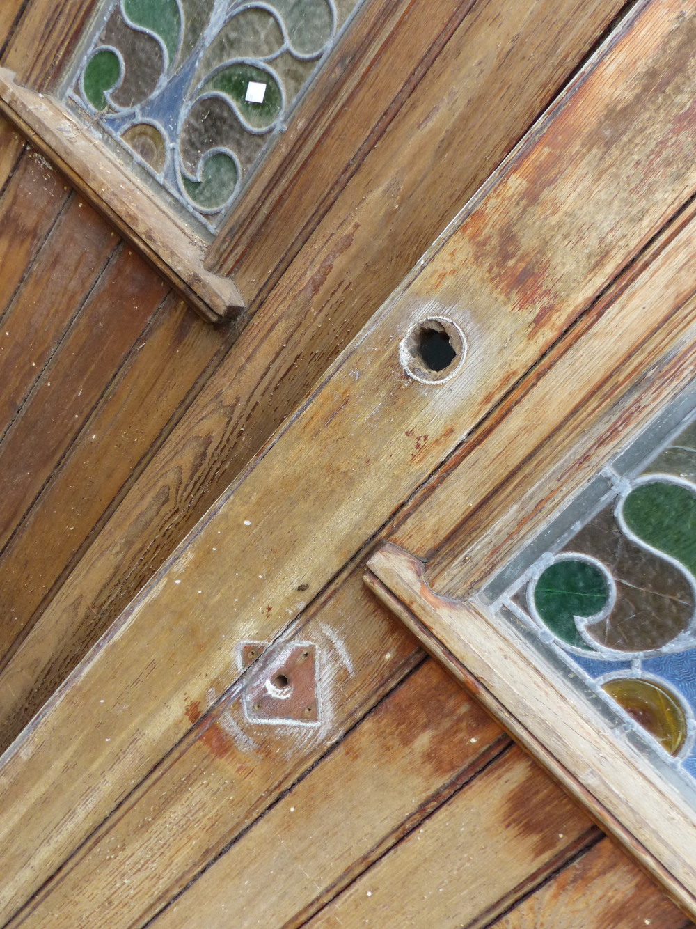 A PAIR OF GOTHIC OAK DOORS WITH FAUX STRAP HINGES AND STAINED GLASS PANELS COMPLETE WITH SURROUND. - Image 7 of 11