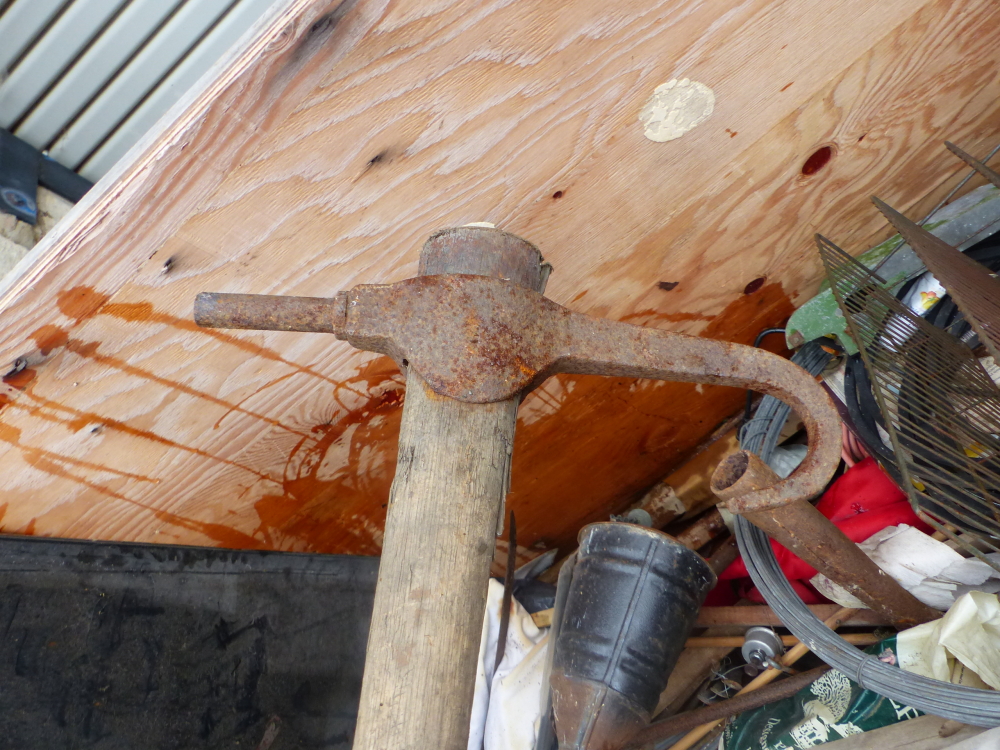 A QUANTITY OF TOOLS ETC IN A LARGE WOODEN CRATE - Image 7 of 8