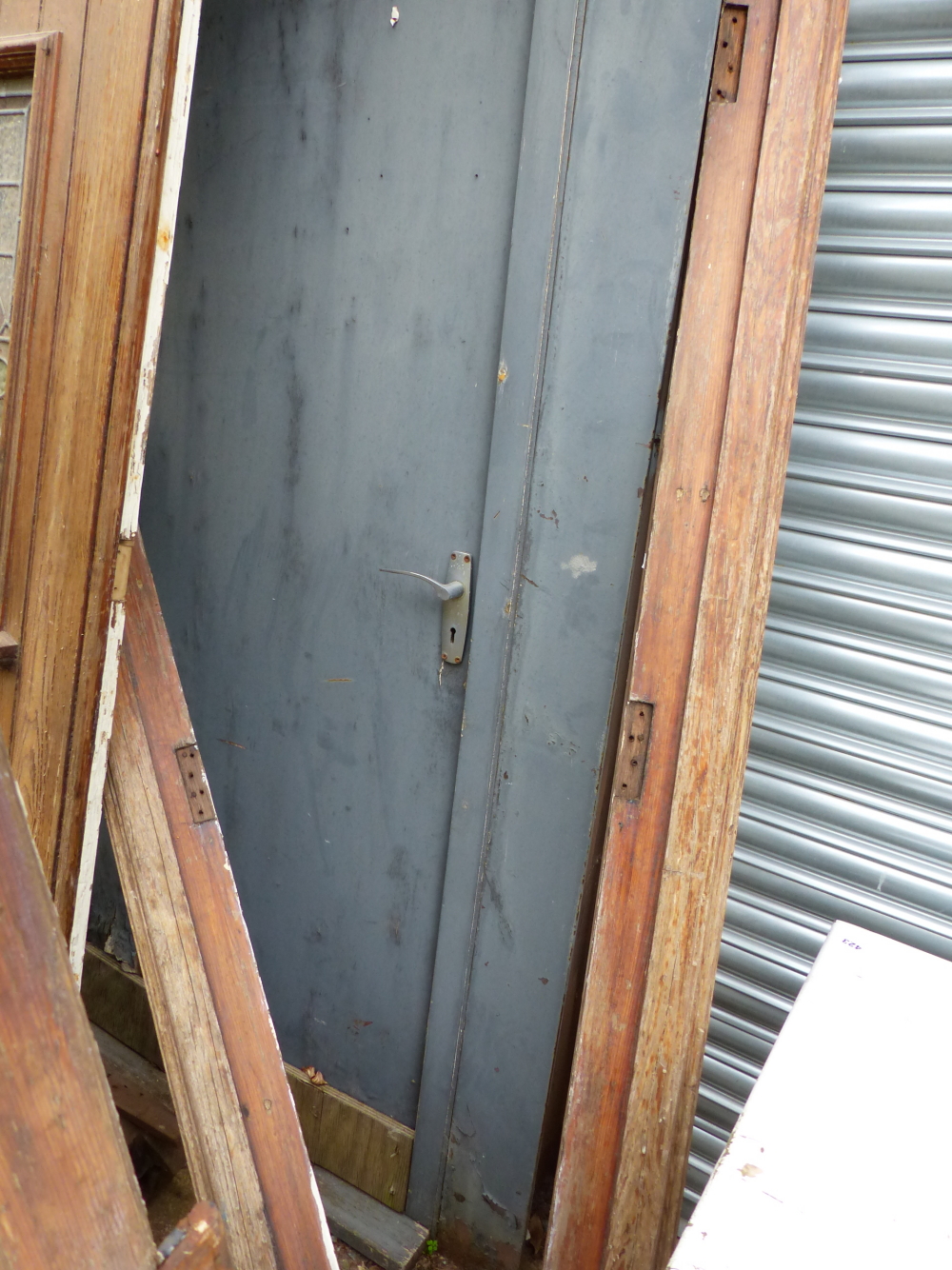 A PAIR OF GOTHIC OAK DOORS WITH FAUX STRAP HINGES AND STAINED GLASS PANELS COMPLETE WITH SURROUND. - Image 9 of 11