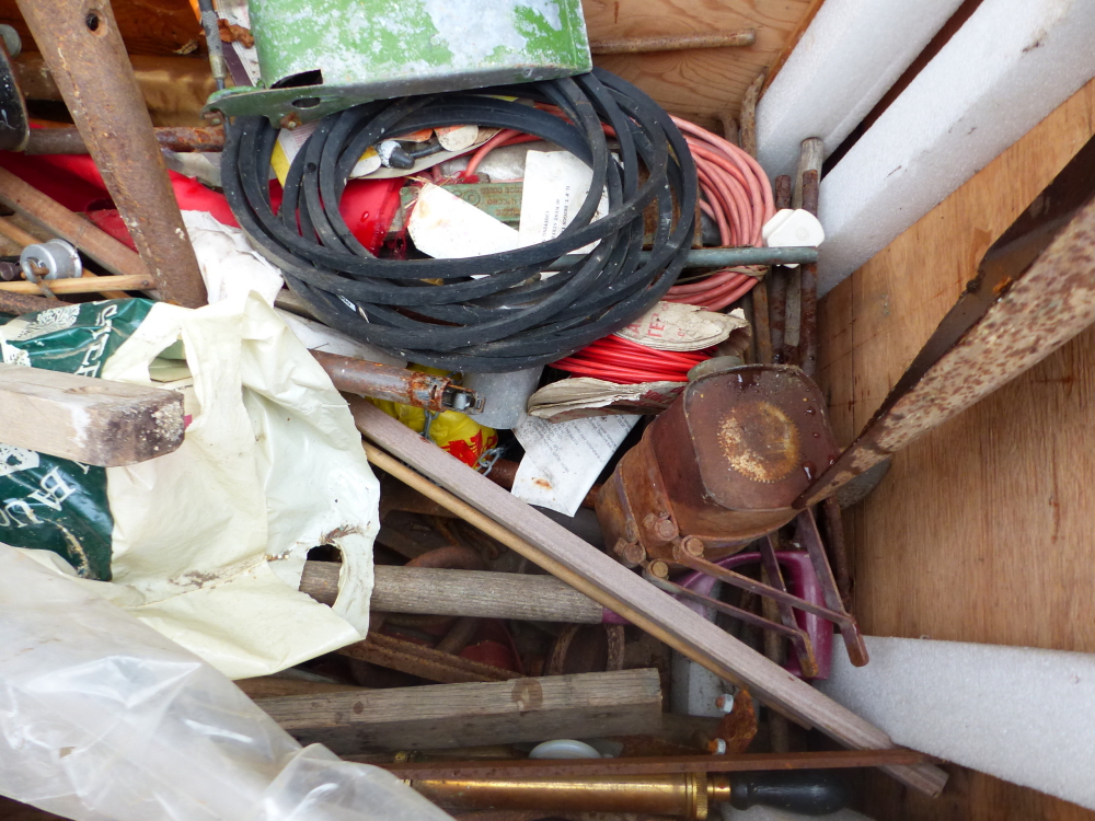 A QUANTITY OF TOOLS ETC IN A LARGE WOODEN CRATE - Image 8 of 8