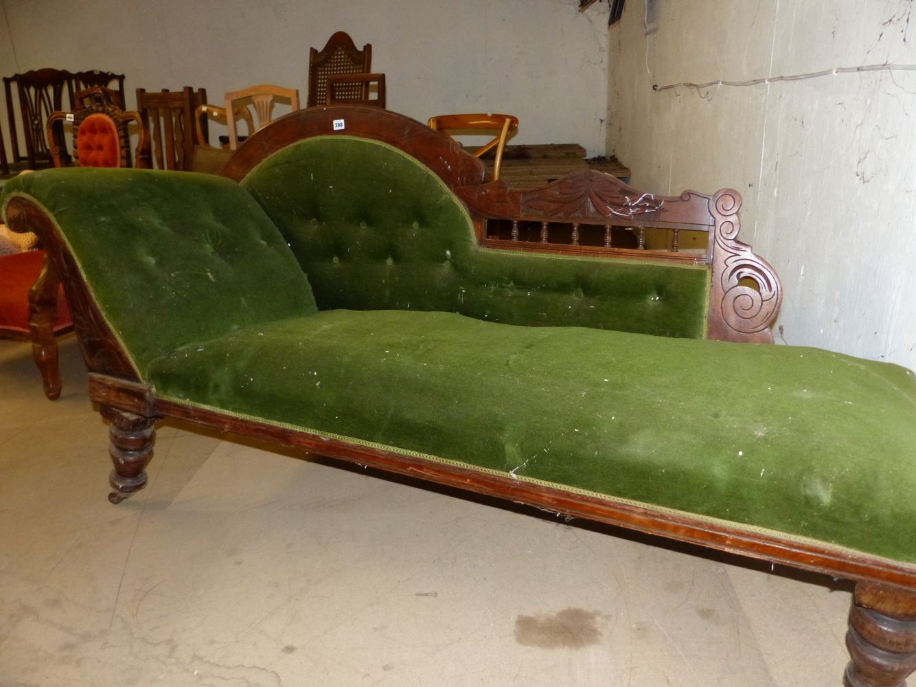 A LATE VICTORIAN GREEN UPHOLSTERED CHAISE LONGUE, TOGETHER WITH FOUR MATCHING CHAIRS