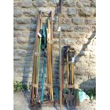 A QUANTITY OF GARDEN TOOLS.