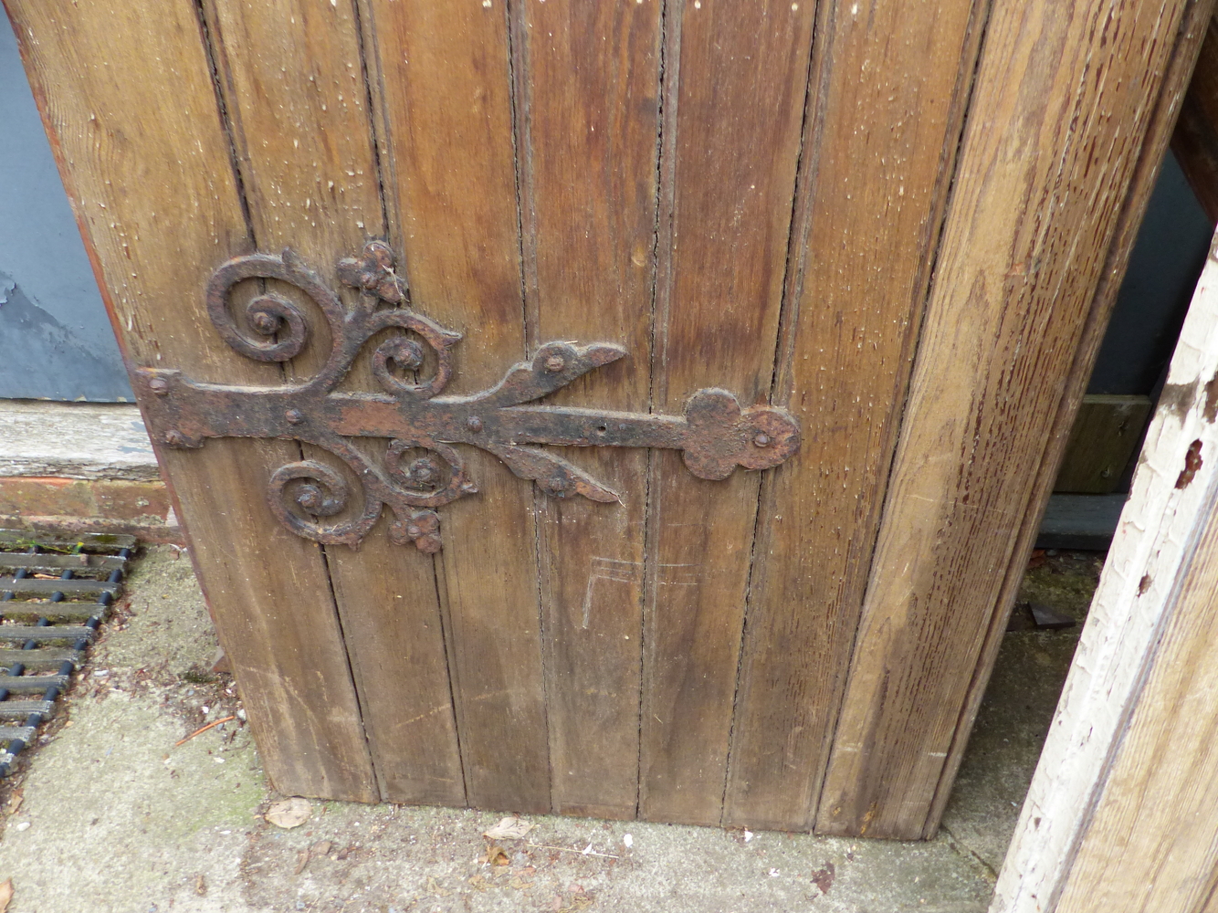 A PAIR OF GOTHIC OAK DOORS WITH FAUX STRAP HINGES AND STAINED GLASS PANELS COMPLETE WITH SURROUND. - Image 4 of 11