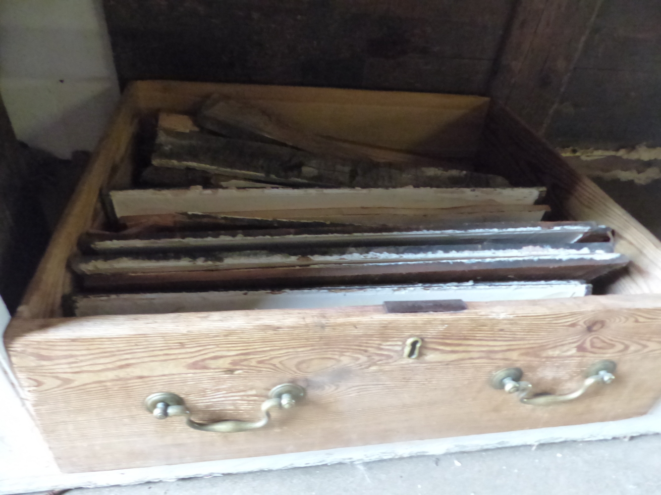 A 19th CENTURY LARGE PINE KITCHEN DRESSER - Bild 6 aus 6