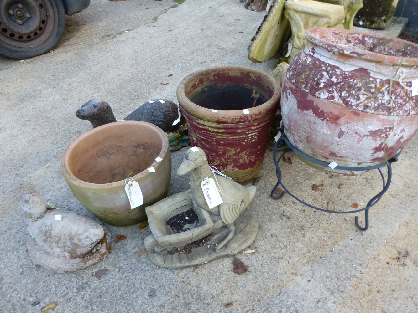 THREE LARGE GARDEN POTS, AN OTTER GARDEN FIGURE AND THREE OTHERS (7).