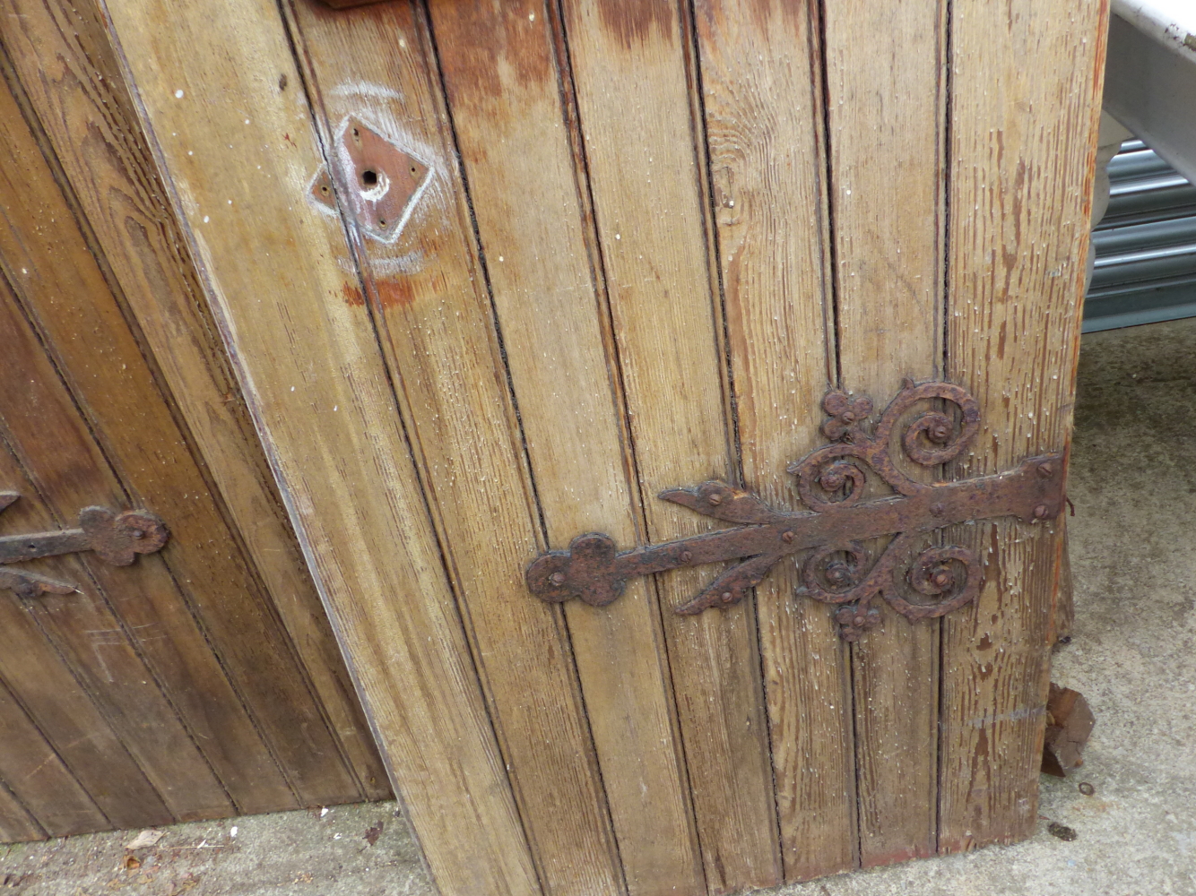 A PAIR OF GOTHIC OAK DOORS WITH FAUX STRAP HINGES AND STAINED GLASS PANELS COMPLETE WITH SURROUND. - Image 6 of 11