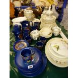 A RETRO COFFEE SERVICE, A WEDGWOOD ASHFORD PART DINNER SERVICE AND OTHER CHINA WARES.