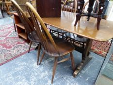 AN ERCOL DINING TABLE AND FOUR WINDSOR BACK STYLE CHAIRS W 152 X D 76 X H 72 CM