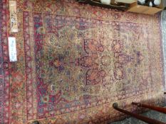 AN ANTIQUE PERSIAN ISFAHAN RUG, 196 x 137cm