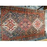 A ANTIQUE PERSIAN SHIRAZ RUG, 177 x 115cm