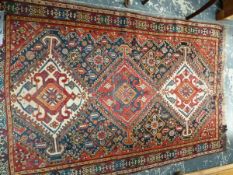 A ANTIQUE PERSIAN SHIRAZ RUG, 177 x 115cm