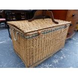 A LARGE WICKER HAMPER / BASKET.