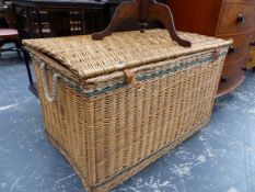 A LARGE WICKER HAMPER / BASKET.