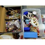 A SMALL JEWELLERY BOX AND CONTENTS, OTHER LOOSE JEWELLERY AND WATCHES.