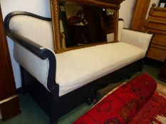 AN ANTIQUE CONTINENTAL UPHOLSTERED SETTLE.