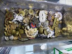 A QUANTITY OF VINTAGE MILITARY CAP BADGES AND BUTTONS, TOGETHER WITH A SMALL QUANTITY OF WORLD