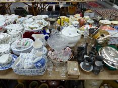 A WEDGWOOD STRAWBERRY PATTERN PART TEA AND DINNER SERVICE, CLARET JUGS, OTHER GLASS, PEWTER,