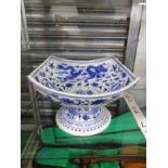 A CHINESE BLUE AND WHITE ROUNDED SQUARE FOOTED BOWL DECORATED WITH DRAGONS