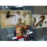 A QUANTITY OF VINTAGE COSTUME JEWELLERY, A POCKET KNIFE, FEEDING SPOON, A PURSE ETC.