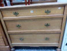 A SMALL VINTAGE OAK CHEST OF DRAWERS. W 94 X D 44 X H 86CMS.