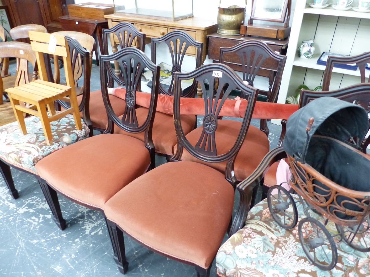 A SET OF EIGHT GOOD QUALITY GEORGIAN STYLE DINING CHAIRS.