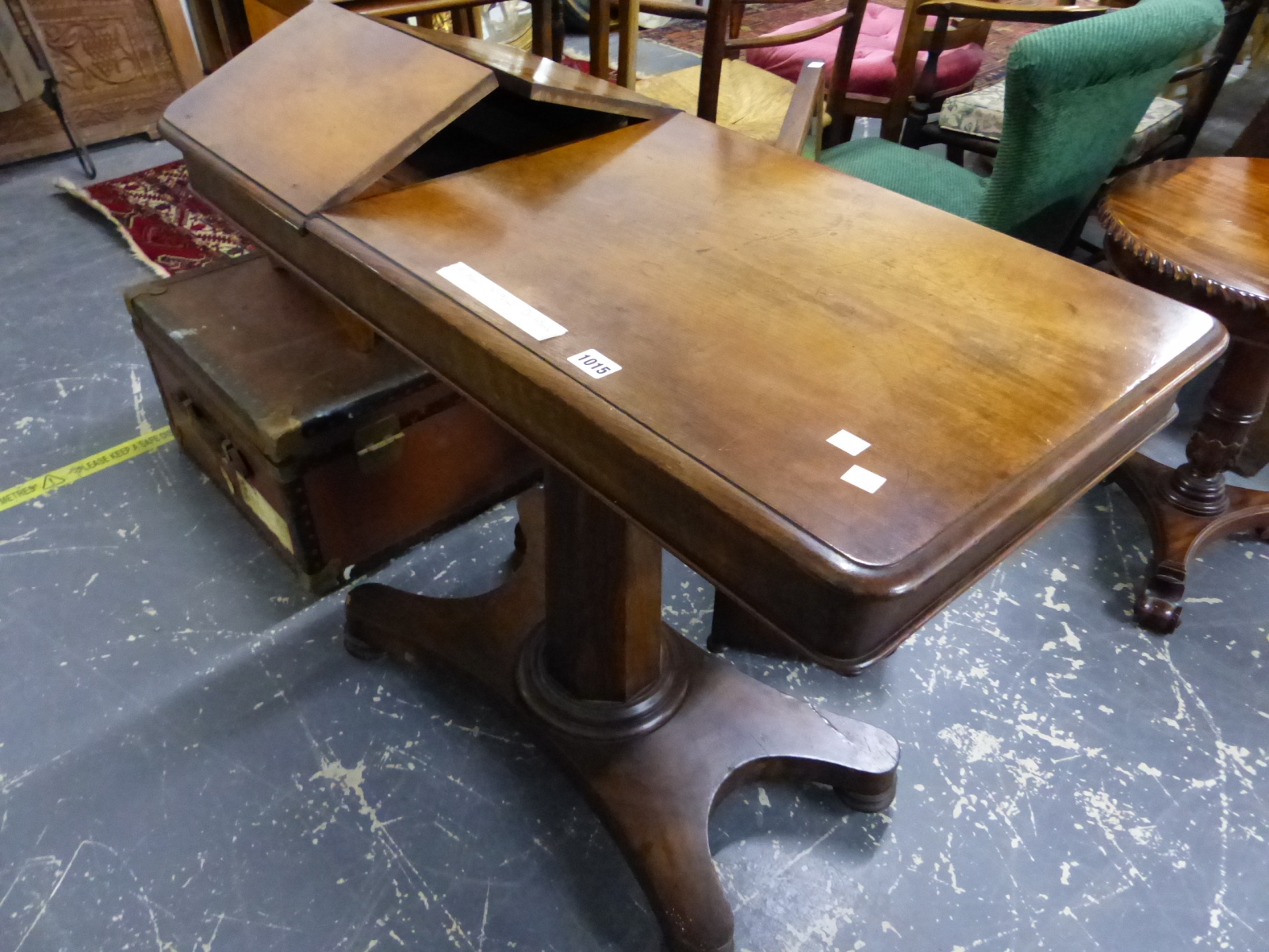 A VICTORIAN ADJUSTABLE READING/WRITING TABLE ON OCTAGONAL COLUMN AND PLATFORM BASE, 92 x 45 x 75cm