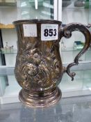 A SILVER HALLMARKED VICTORIAN TANKARD WITH REPOUSSE DECORATION.