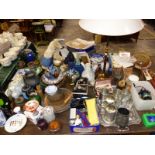 MISCELLANEOUS ORIENTAL AND OTHER CERAMICS, PEWTER MUGS AND OTHER METAL WARE TO INCLUDE A TABLE LAMP