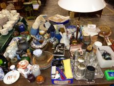 MISCELLANEOUS ORIENTAL AND OTHER CERAMICS, PEWTER MUGS AND OTHER METAL WARE TO INCLUDE A TABLE LAMP