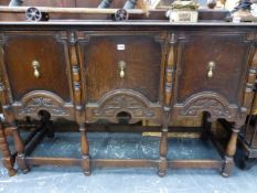 AN EARLY 20TH C. OAK THREE DOOR SIDEBOARD. W 137 X D 51 X H 97CMS.