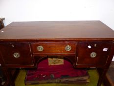 AN ANTIQUE GEORGIAN STYLE MAHOGANY SMALL SIDEBOARD, 105 x 47 x 76cm H