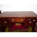 AN ANTIQUE GEORGIAN STYLE MAHOGANY SMALL SIDEBOARD, 105 x 47 x 76cm H