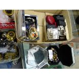 A LARGE BOX OF VARIOUS JEWELLERY AND COSTUME JEWELLERY CONTENTS INCLUDING SILVER JEWELLERY.