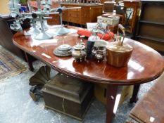 AN EDWARDIAN MAHOGANY WIND OUT DINING TABLE WITH TWO LEAVES. L 211 X W 106 X H 73CMS.