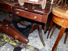 A LATE GEORGIAN MAHOGANY PEDESTAL PEMBROKE TABLE ON QUADRUPED REEDED LEGS. W 104 X D 91 X H 70CMS