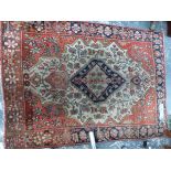 AN ANTIQUE PERSIAN SAROUK RUG, 148 x 107cm