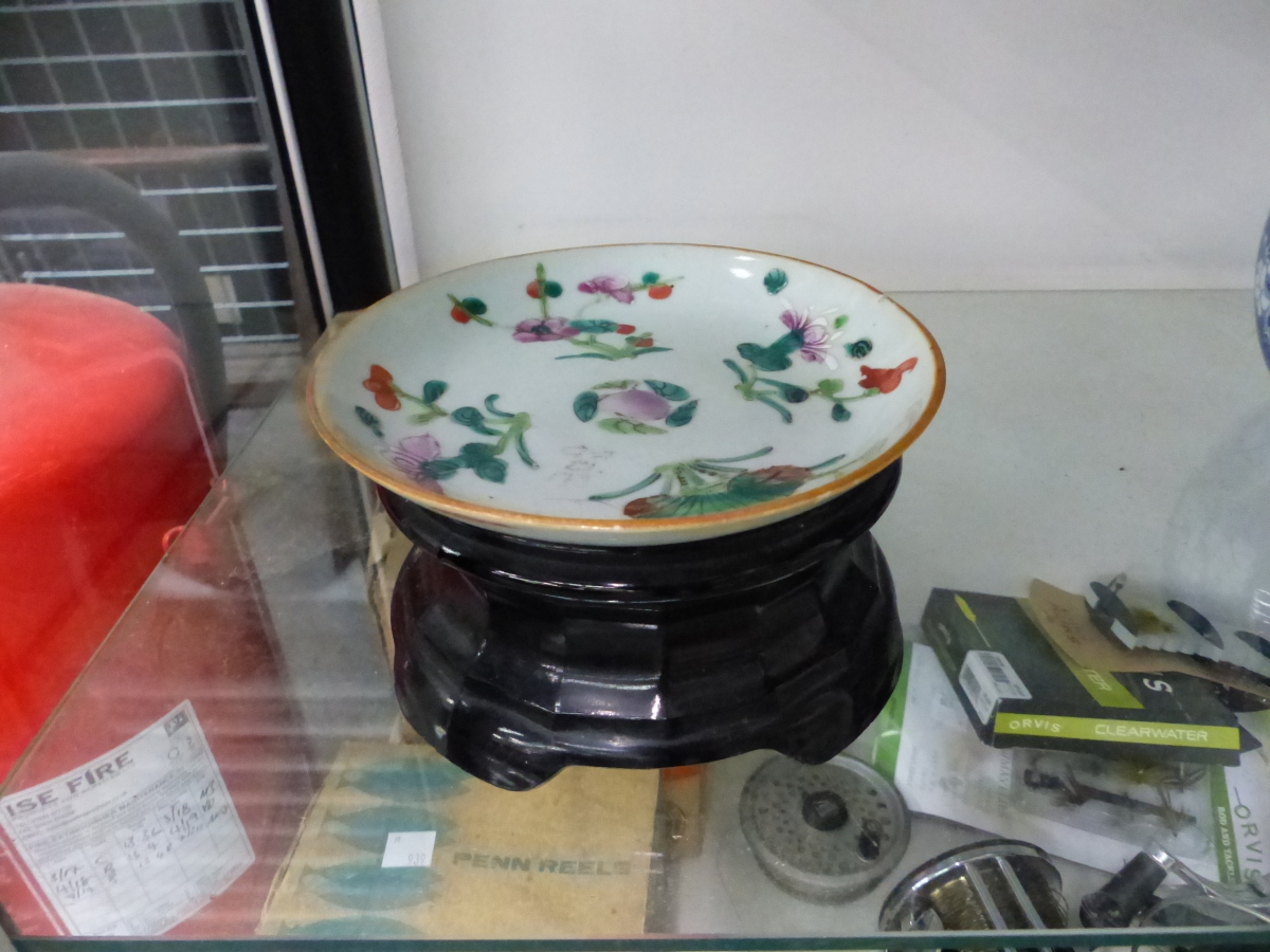 THREE CHINESE GINGER JARS, A PAIR OF TURQUOISE LIONS, A FAMILLE ROSE SAUCER ON GLASS STAND AND A - Image 2 of 6
