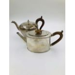 A VICTORIAN SILVER HALLMARKED TEAPOT DATED 1844 LONDON FOR RICHARD SIBLEY II AND SIGNED MAKEPEACE