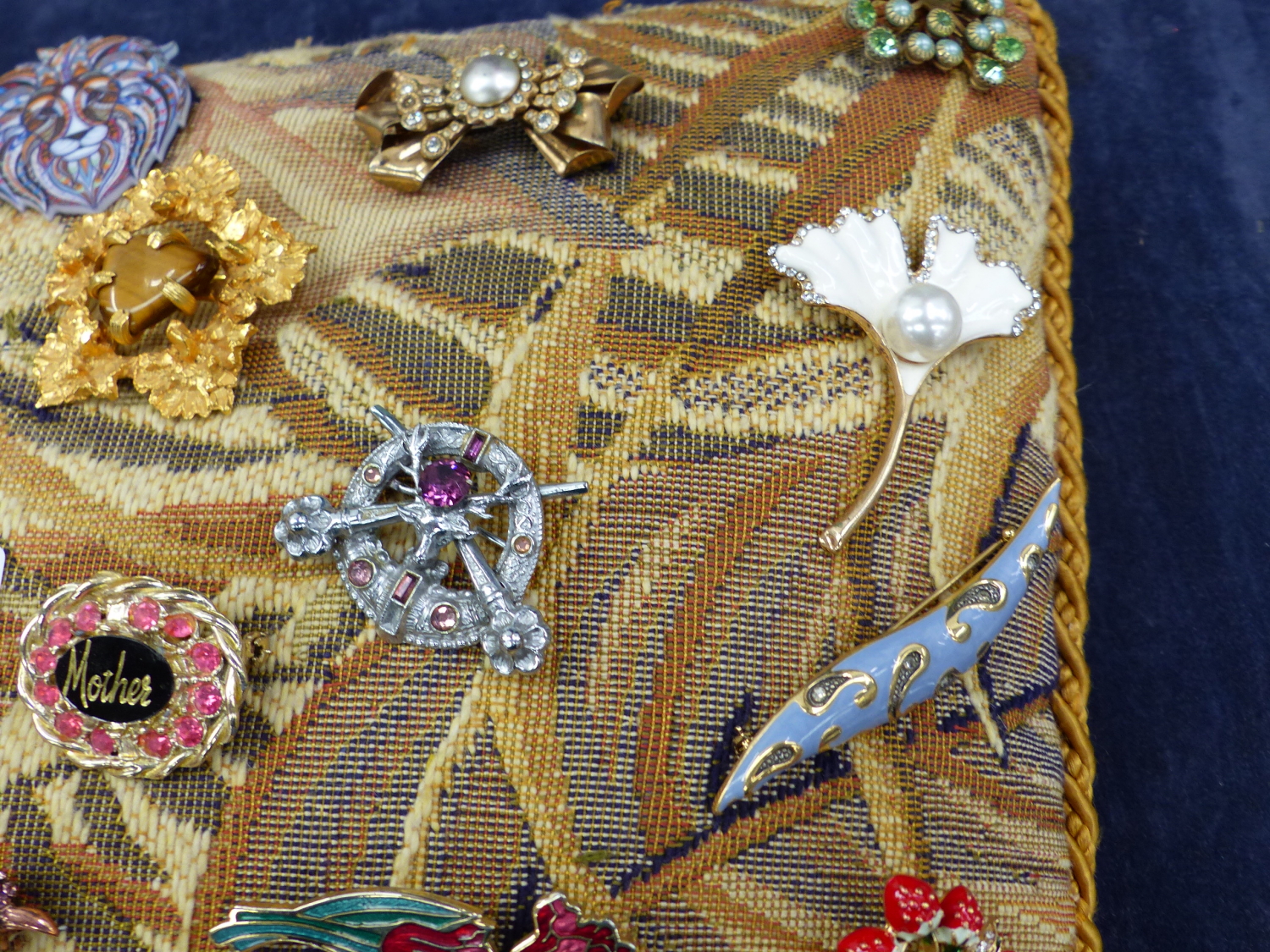 A QUANTITY COSTUME BROOCHES ON A TAPESTRY CUSHION - Image 5 of 5