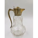 A HALLMARKED SILVER AND ETCHED GLASS CLARET JUG DATED 1921 BIRMINGHAM FOR JOHN GRINSELL AND SONS.