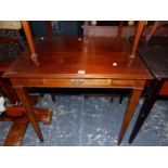 AN EDWARDIAN MAHOGANY SIDE TABLE WITH SINGLE DRAWER.