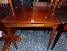 AN EDWARDIAN MAHOGANY SIDE TABLE WITH SINGLE DRAWER.