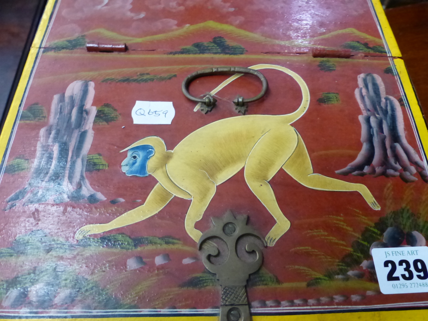 A PAINTED STORAGE BOX DECORATED WITH A PRIMATE - Image 3 of 4