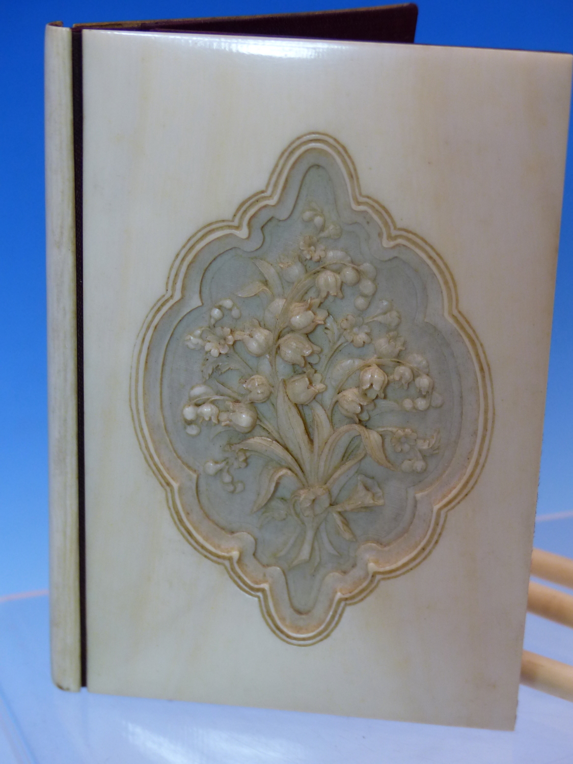 AN ANTIQUE IVORY NOTE CASE CARVED WITH A VIGNETTE OF A BUNCH OF FLOWERS TOGETHER WITH FOUR STYLUSES - Image 2 of 4