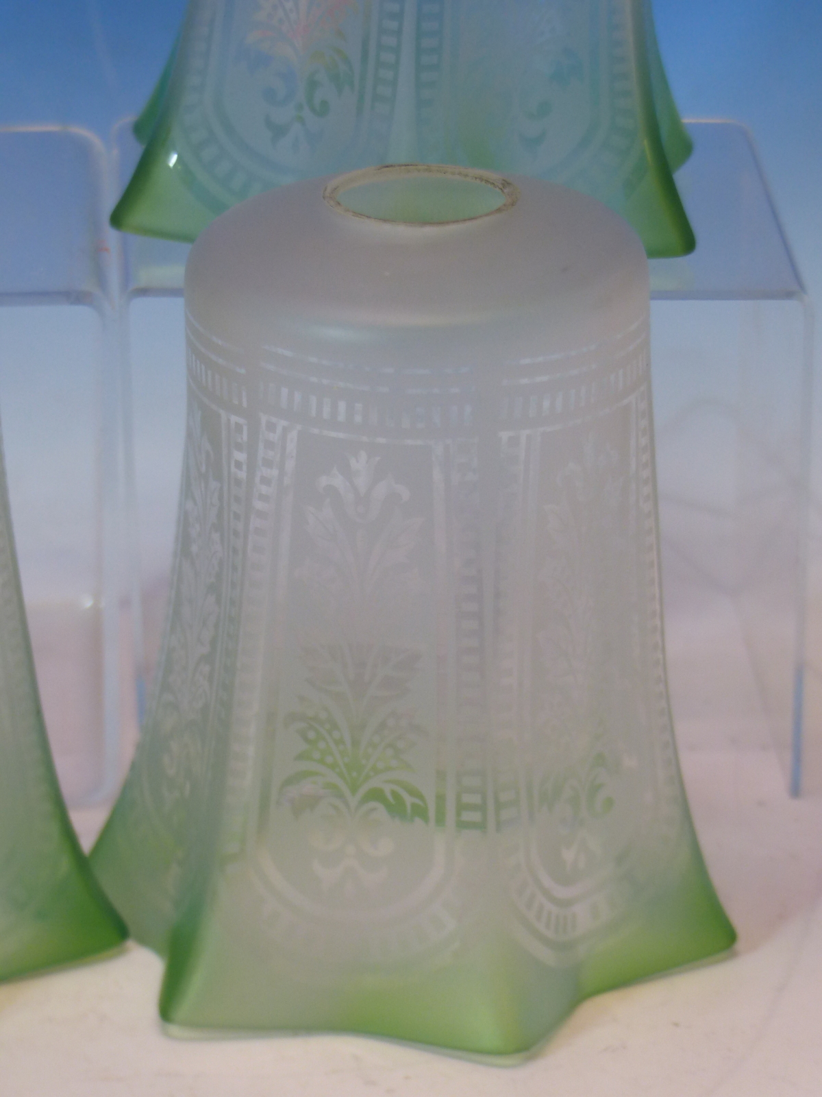 A SET OF FOUR ETCHED GLASS SHADES WITH GREEN TINTED HEXAFOIL RIMS. H 14cms. - Image 4 of 5