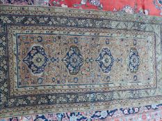 AN ANTIQUE PERSIAN MAHAL DESIGN ORIENTAL RUG, 180 x 98cms