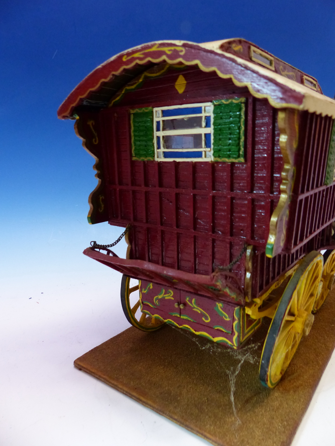 A SCRATCH BUILT SCALE MODEL OF A ROMANY GYPSY TRAVELLERS WAGON / VARDO. 35cms. - Image 4 of 5