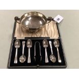 A CASED SET OF HALLMARKED SILVER TEA SPOONS AND SUGAR TONGS DATED 1941 BIRMINGHAM. TOGETHER WITH A