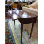 A GEORGE III STYLE CROSS BANDED MAHOGANY PEMBROKE TABLE WITH SERPENTINE FLAPS AND LINE INLAID SQUARE